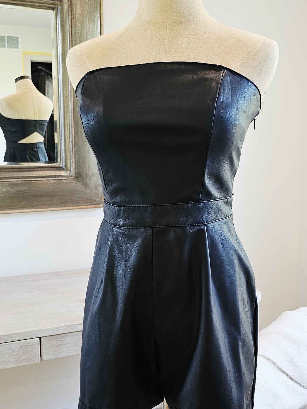 Express Strapless Black Faux Leather Romper W/Cutout Zip And Pockets Size 4